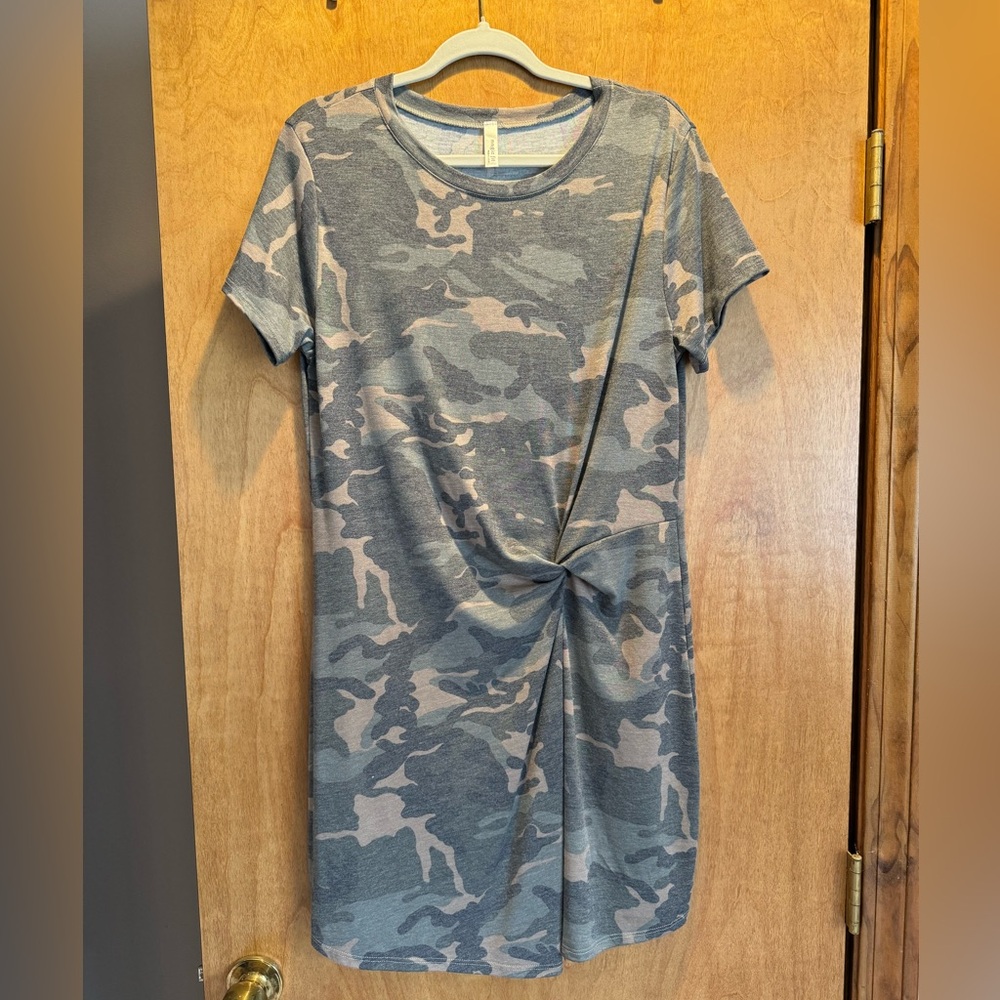 Cute and Comfy Short Sleeve Green Camo dress with twist cinched waist. Size Lg.